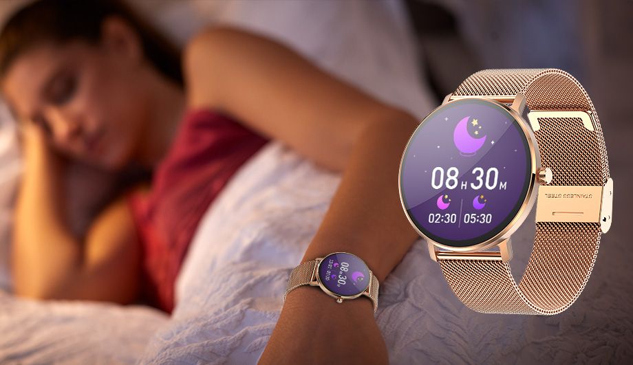 Kobieta podczas snu z zegarkiem nan nadgarstku